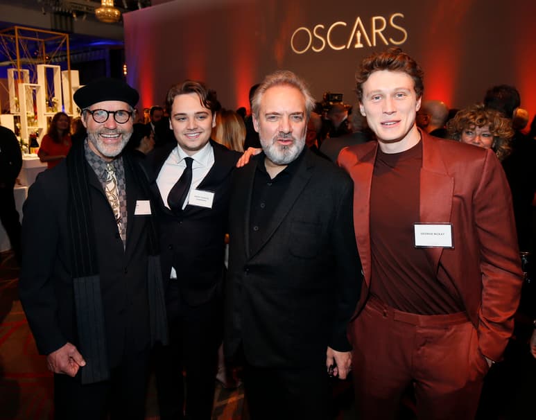 Evento. Dennis Gassner, de izquierda a derecha, Dean-Charles Chapman, Sam Mendes y George MacKay asisten al almuerzo de nominados a la 92ª entrega de los Premios de la Academia en el Hotel Loews. (AP)
