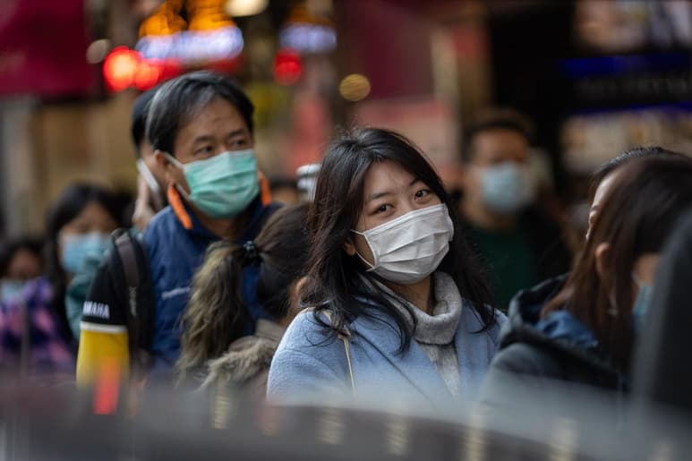 Las autoridades de salud de Estados Unidos están ampliando las revisiones a los viajeros internacionales en busca de señales de un nuevo virus originado en China. (ARCHIVO)