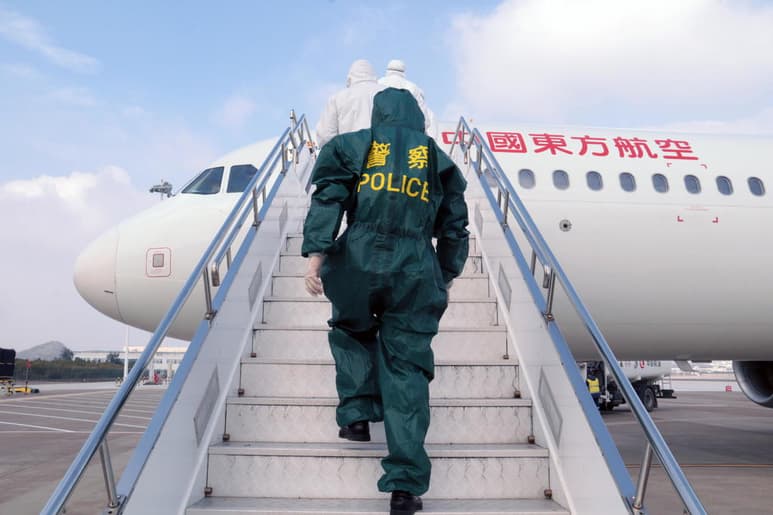 Los Centros para el Control y Prevención de Enfermedades (CDC) de EUA aconsejaron este martes evitar viajes no esenciales a China. (EFE)
