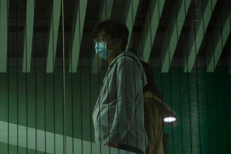 Los doce estudiantes peruanos en una universidad de Wuhan, ciudad donde se incubó el coronavirus y que ya ha causado más de un centenar de muertos en China, permanecerán en su campus. (ARCHIVO)