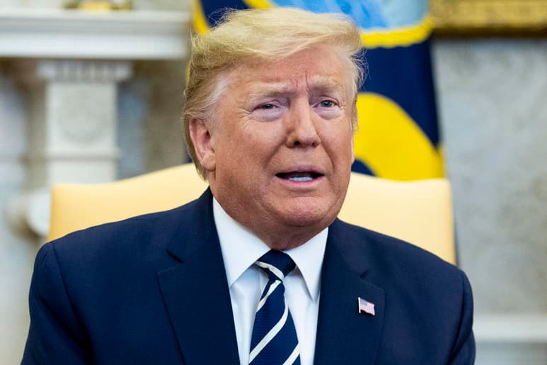 “(Sobre todo) considerando que por tres años he estado bajo falsas investigaciones políticas y el fraude del impeachment. Mantengamos a EUA grande”, escribió Trump. (ARCHIVO)