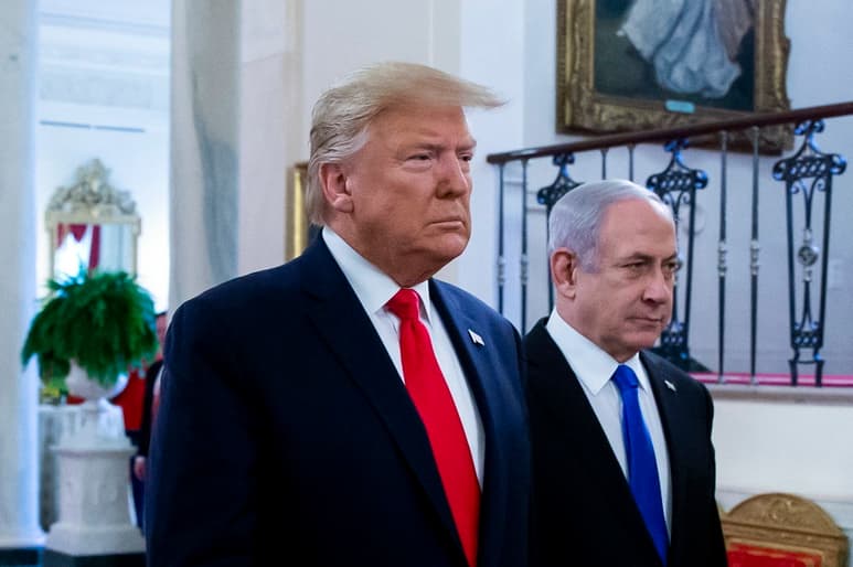 Donald Trump (i) argumentó que su plan de paz es 'diferente' al de sus predecesores. (EFE)