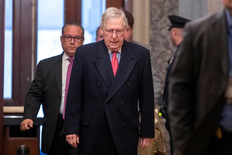 McConnell dice a republicanos que aún no tiene votos suficientes para bloquear testigos en juicio político. (EFE)
