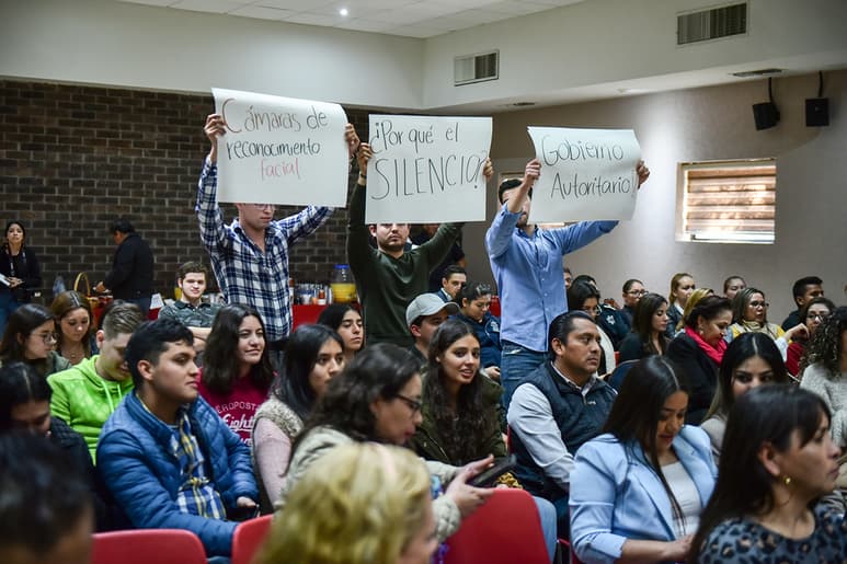 Integrantes de la asociación Formemos un Cambio irrumpieron durante el desarrollo del Foro sobre protección de datos personales. (ÉRICK SOTOMAYOR)