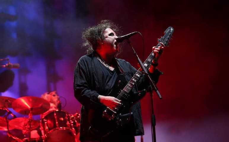 La banda británica The Cure, ya tiene disponible para su pre orden a través de su página oficial, mercancía especial del 14 de febrero, a la cual llamó Friday I'm In Love Valentine's Day Collection. (ARCHIVO)
