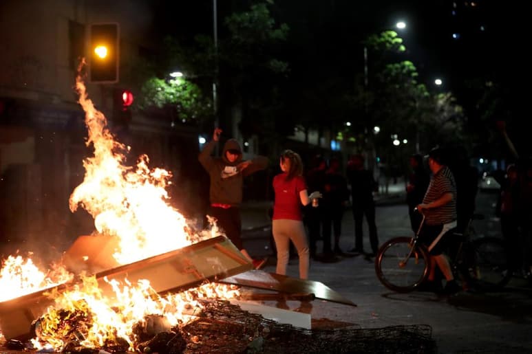 La noche de este miércoles y la madrugada del jueves dejaron un balance de un fallecido y 124 detenidos en Chile durante los incidentes ocurridos tras un jornada de protestas. (ARCHIVO)