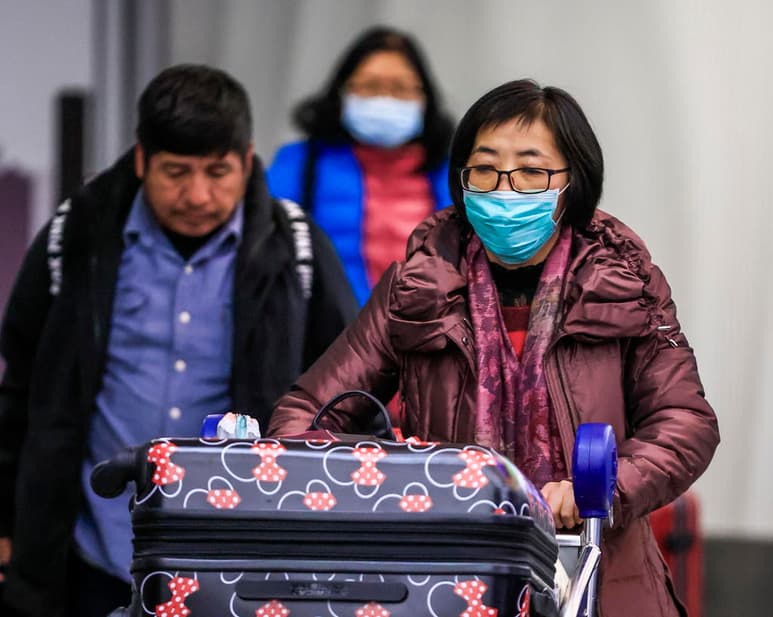 Este nuevo caso del 2019-nCoV convierte a EUA en el cuarto país fuera de China en reportar una transmisión entre humanos. (ARCHIVO)