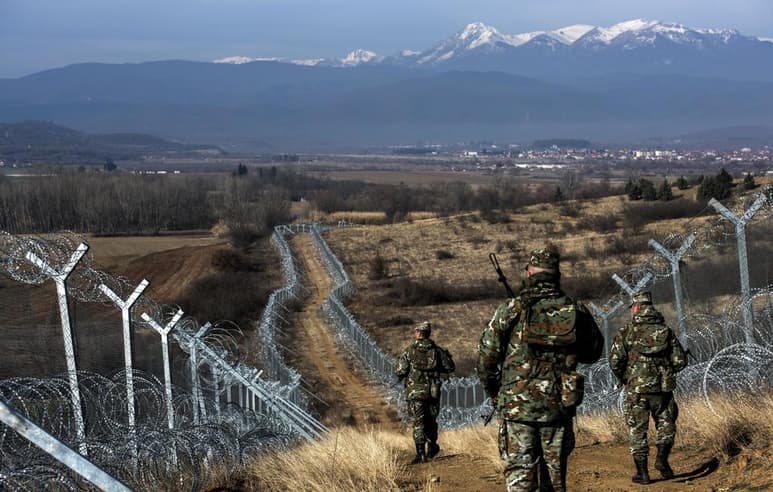 Grecia inició el proceso para contar con un sistema de barreras y redes en el mar que en caso de emergencia serán empleadas por su ejército para detener el flujo de migrantes. (ARCHIVO)