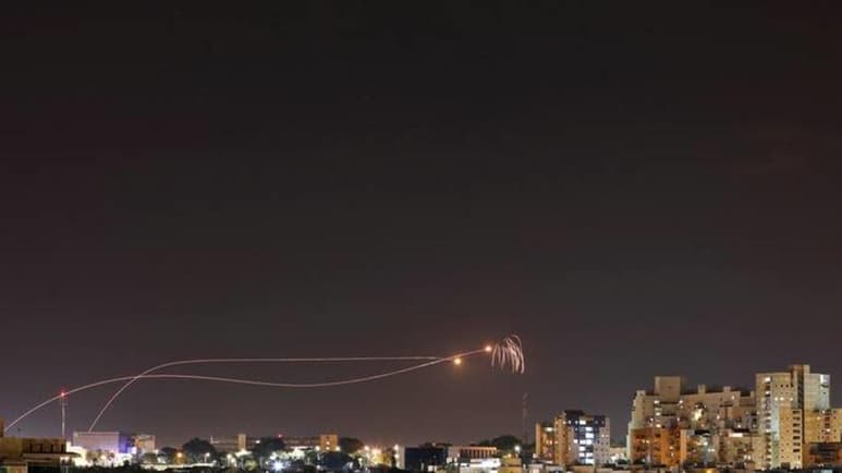 El Ejército israelí informó que de los tres cohetes lanzados, dos fueron interceptados por el sistema de defensa antiaéreo Cúpula de Hierro. (ESPECIAL)
