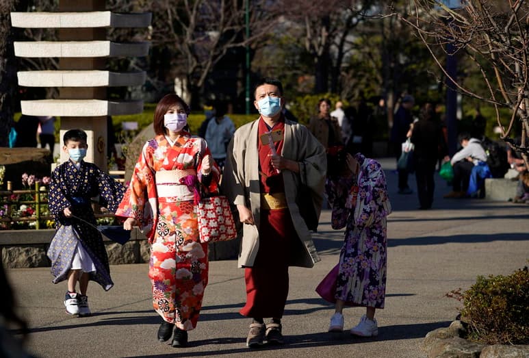 El Gobierno de Japón anunció hoy que prohibirá la entrada al país de personas que se haya confirmado que están contagiadas por el brote de coronavirus, tras haberse registrado 14 casos hasta el momento. (EFE)