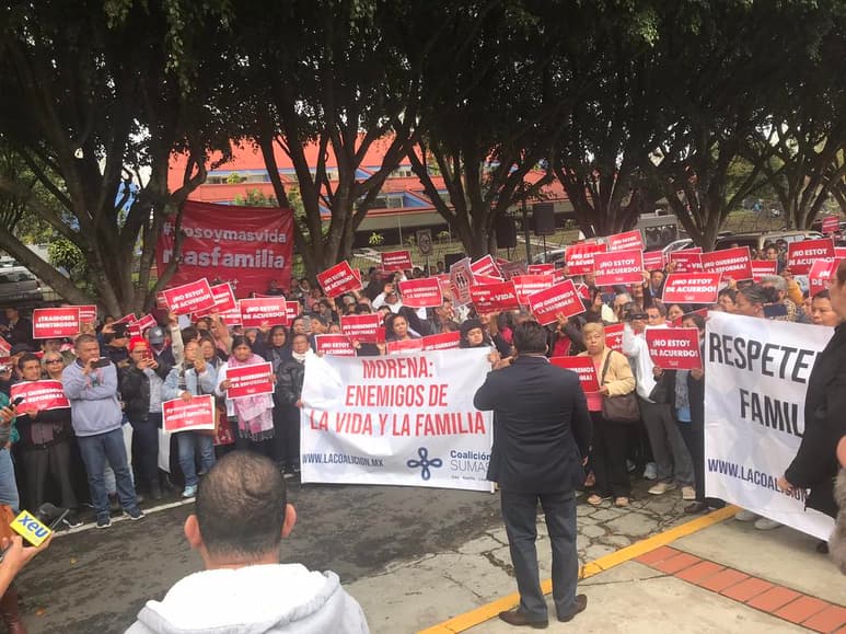 Al grito de 'los ataques a la familia se pagan en las urnas', integrantes de la asociación 'Nacer es mi derecho' protestaron por dicha reforma que también incluye actualizar causales en favor de la mujer. (TWITTER)