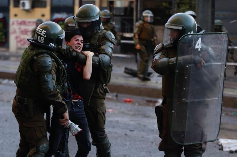 La Fiscalía Nacional de Chile confirmó este viernes que investiga denuncias de 5,558 personas que alegan haber sufrido violaciones a los derechos humanos durante las protestas. (ARCHIVO)