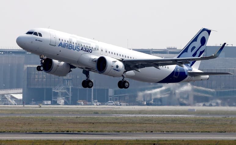 Autoridades estadounidenses, británicas y francesas aprobaron un acuerdo con Airbus en el que la empresa fabricante de aviones pagará hasta 4,000 millones de dólares por corrupción. (ARCHIVO)