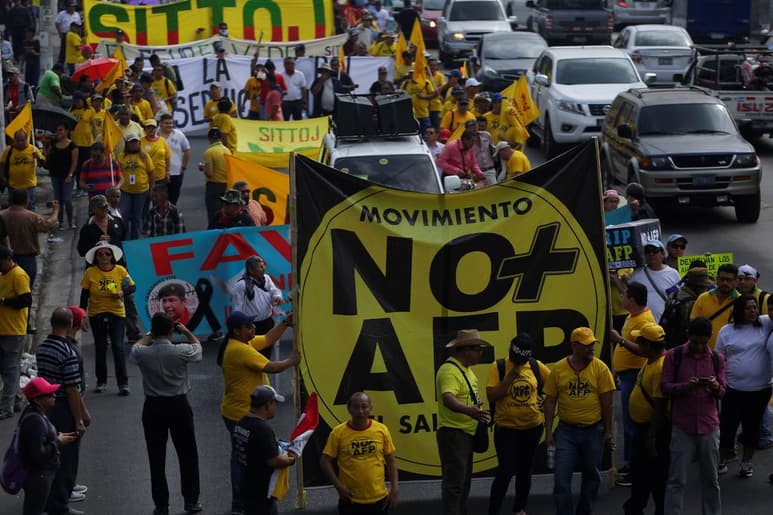 Cientos de sindicalistas y trabajadores protestaron en las calles de la capital de El Salvador para exigir reformar el sistema de jubilaciones para garantizar 'pensiones dignas'. (EFE)