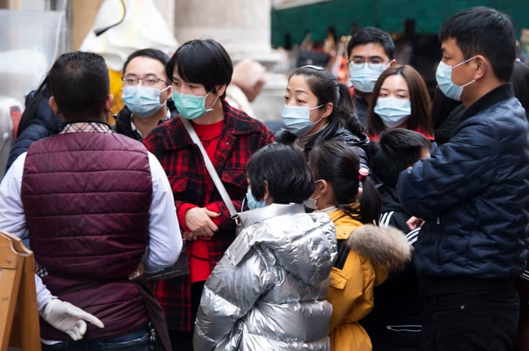 Hasta el viernes había 9,692 casos confirmados del coronavirus, que puede provocar neumonía y otros síntomas respiratorios graves. (EFE)
