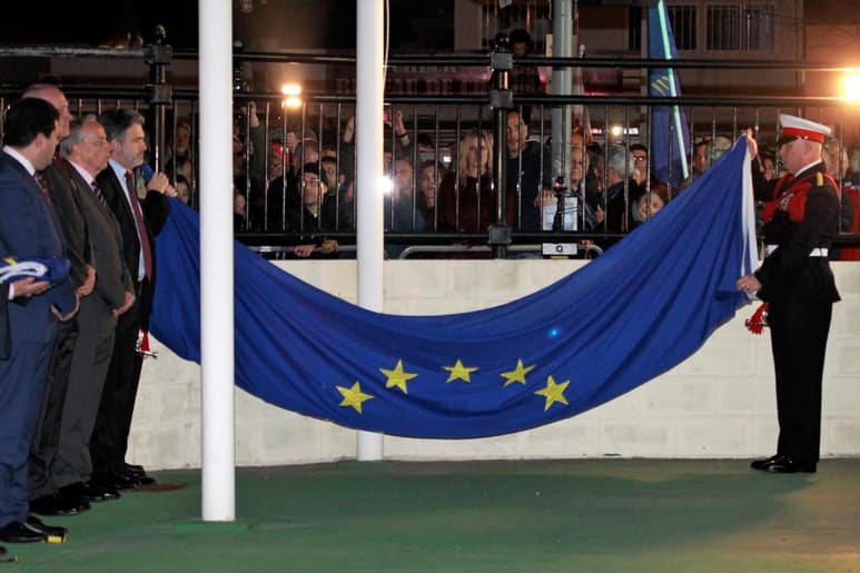 Un momento histórico que escenifica la salida del Peñón de la Unión Europea, que ha estado precedido de una declaración institucional de Fabian Picardo en la cadena pública de radiotelevisión GBC. (EFE)