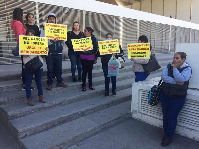 Familiares y pacientes con cáncer protestaron al exterior de la unidad médica y exigen al Gobierno federal una respuesta clara, contundente e inmediata, pues se trata de 'vida o muerte'.