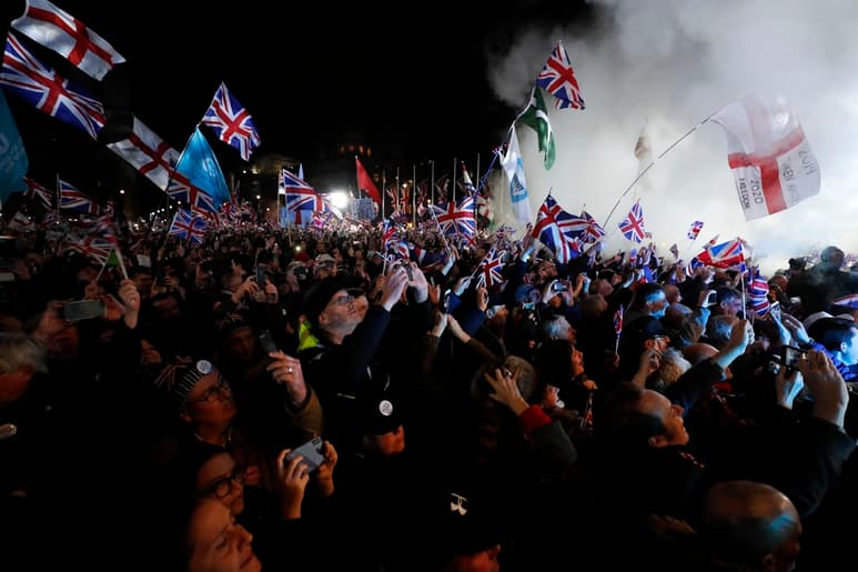 Partidarios del 'Brexit' salieron a la medianoche para festejar el divorcio de la Unión Europea.