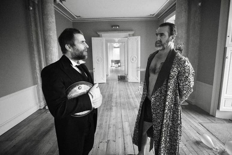 Sorpresa. Exfutbolista Eric Cantona protagoniza video musical de Liam Gallagher, el músico es el sirviente del deportista. (ESPECIAL) 