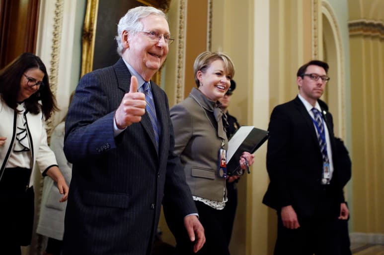 Mitch McConnell (i), líder de los republicanos, consiguió bloquear el llamado a los testigos.