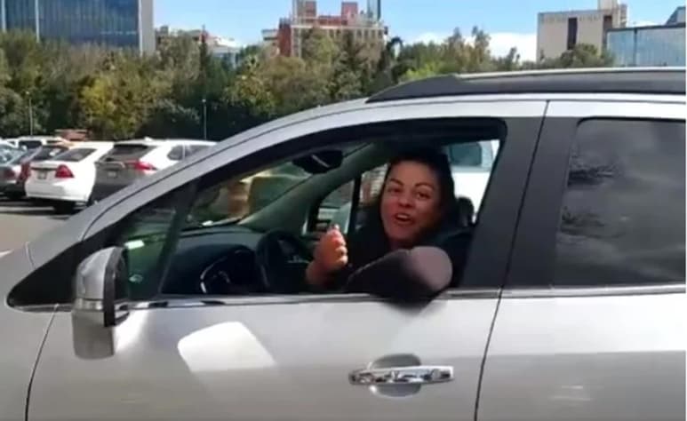 De acuerdo con la denuncia hecha en redes por Antonio López, la mujer llegó al lugar exigiendo que le dieran un lugar en el estacionamiento bajo el argumento de que era 'hija de un general'.
(ESPECIAL)
