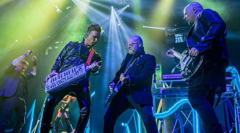 Con Aleks Syntek y Ana Torroja como sus invitados especiales, Moenia cumple su sueño de llenar el Auditorio Nacional y le agradece a su público ofreciéndoles un concierto cargado de energía. (ARCHIVO)