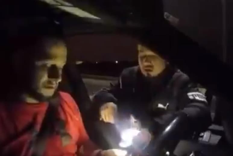 En el material audiovisual, se muestra a un hombre pidiendo a las víctimas apagar sus teléfonos celulares para después 'cobrarles' la cantidad de mil dólares. (CAPTURA DE VIDEO)