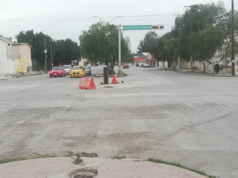En el cruce de la Xochimilco y Rovirosa Wade se encuentra una alcantarilla con obra a medias. (EL SIGLO DE TORREÓN)