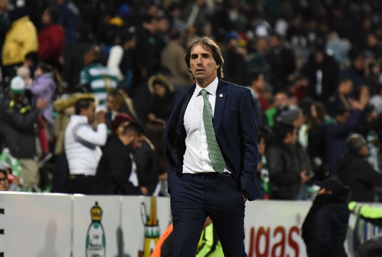 Guillermo Almada sigue invicto con Santos en el Corona.