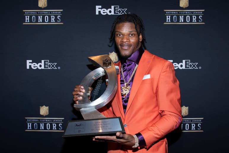 El mariscal de campo Lamar Jackson tuvo una espectacular temporada con los Cuervos de Baltimore.