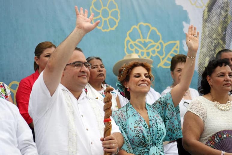 El exgobernador priista de Veracruz Javier Duarte (2010-2016) y Karime Macías han completado su proceso de divorcio. Desde el pasado 21 de octubre, el juez 39 de lo Familiar Reyna Concepción Mince Serrano en la Ciudad de México declaró 'disuelto' el vínculo matrimonial suscrito por la pareja hace 20 años bajo el régimen de bienes separados. (ARCHIVO)