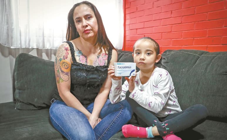 Diana Paula abraza a su mamá, le dice: 'Te quiero mucho' y luego cuenta que lo que más disfruta es jugar atrapadas en el recreo. Sueña con ser veterinaria, pero es consciente de que al tener un trasplante de riñón necesita medicamentos para que su cuerpo no rechace el órgano. (TWITTER)