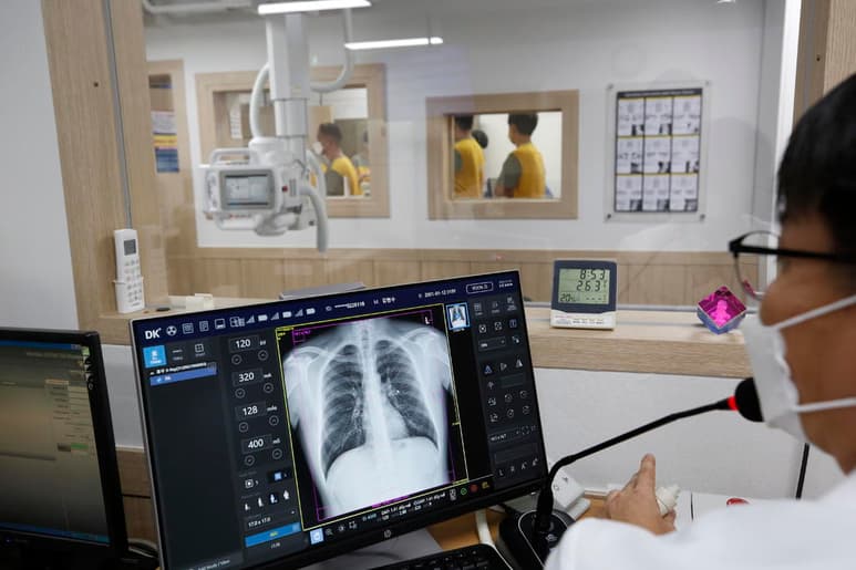 La epidemia del SARS causó, según datos de la Organización Mundial de la Salud (OMS), 765 muertos en todo el mundo, 348 en China continental y 297 en Hong Kong. (EFE)