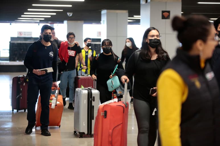 Estudiantes mexicanos han estado regresando a sus estados de origen con apoyo de autoridades locales; en el caso de la estudiante de Durango, no recibió ningún apoyo. (AGENCIAS)