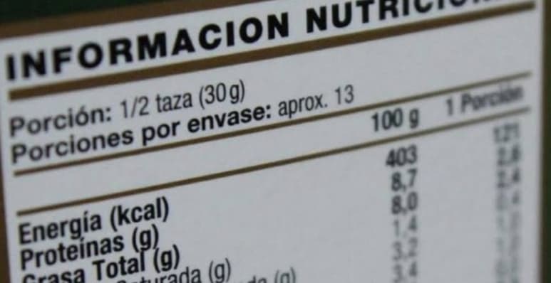 En el estudio de ConMéxico se muestran varios productos que tendrían el nuevo etiquetado frontal, por ejemplo, la mayonesa. (ARCHIVO)