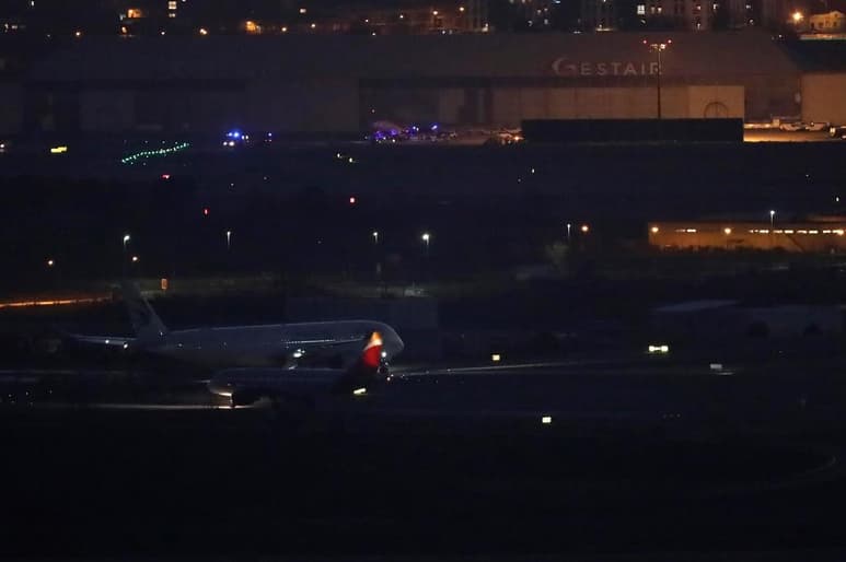 El avión, un Boeing 767-300 del vuelo Air Canada AC837 con 128 pasajeros a bordo, tenía como destino Toronto.
(EFE)