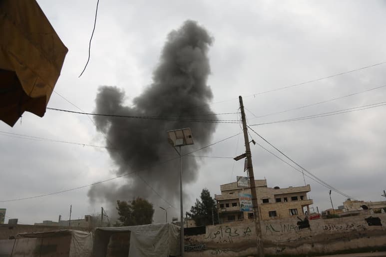 Decenas de civiles y combatientes han muerto este lunes en el noroeste de Siria en una intensificación de la ofensiva que llevan adelante las tropas leales al presidente sirio, Bachar al Asad. (ARCHIVO)