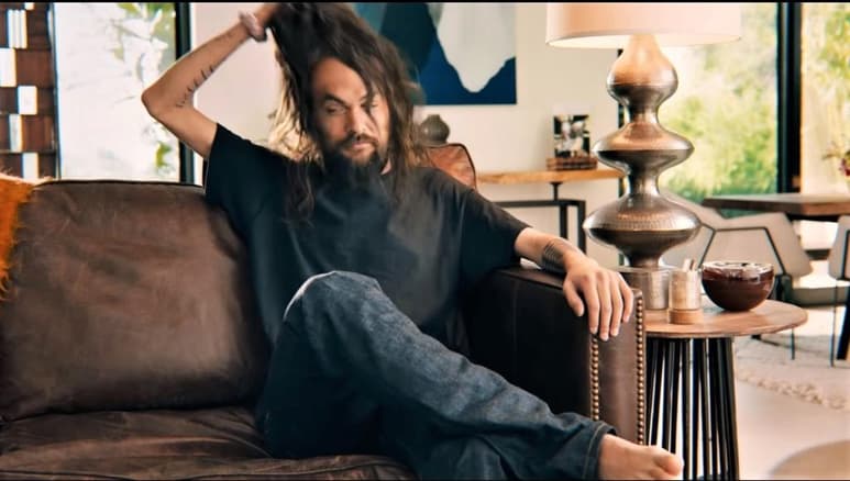 En el video de Rocket Mortgage se le ve al actor llegando a su casa en su auto y poco a poco va poniéndose súper cómodo para hacer sus actividades diarias. (CAPTURA VIDEO)
