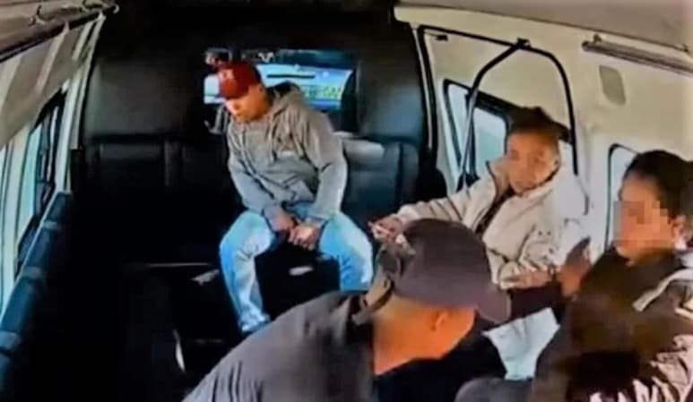 La grabación muestra que dos sujetos con gorra suben al transporte público y esperan a que la unidad avance unos metros para iniciar el atraco. (CAPTURA DE VIDEO)