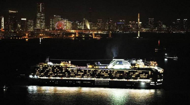 Las autoridades japonesas ordenaron que el crucero Diamond Princess permaneciera anclado en el puerto de Yokohama. (ESPECIAL)