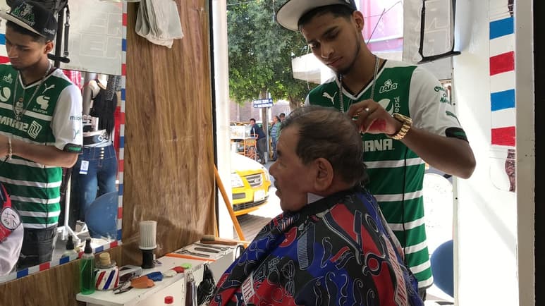 El deseo de Jordan es, en unos años, poder contar con una barbería más grande. (VERÓNICA RIVERA)