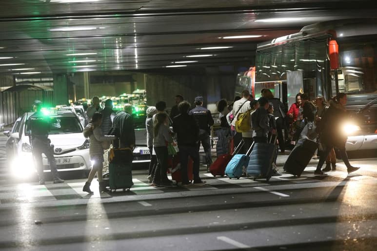 El avión, un Boeing 767-300 con rumbo a Toronto (Canadá), aterrizó sin incidencias a las 19:07 hora local. (EFE)