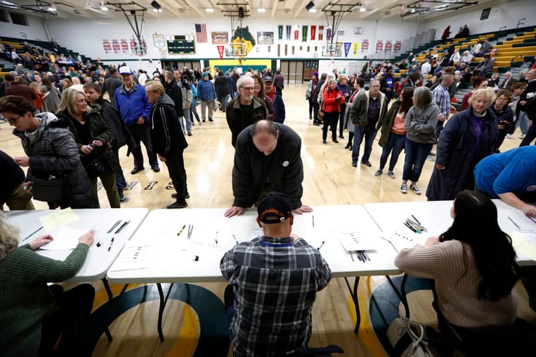 En el gimnasio del instituto Lincoln (Des Moines), el pitido de un silbato dio comienzo al proceso. (AP)