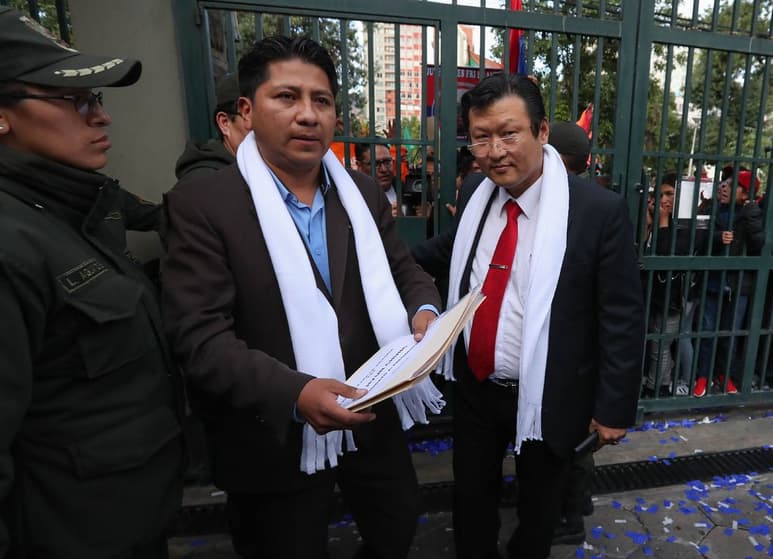 Chi Hyun Chung (d), candidato a la presidencia por el Frente Para la Victoria en Bolivia. (EFE)
