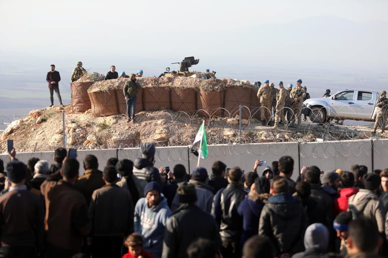 En los enfrentamientos de Idlib murieron también ocho ciudadanos turcos, según anunció Ankara. (ARCHIVO)