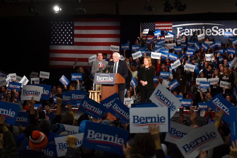 El caos y la incertidumbre se mantienen este martes, más de diez horas después de lo esperado, ante la falta de resultados oficiales tras los 'caucus' demócratas de Iowa por un problema técnico, algo que ha sido criticado por el presidente de Estados Unidos, Donald Trump, como un 'desastre total'. (EFE)