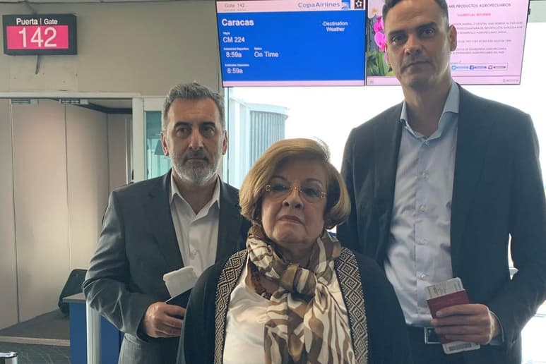 La CIDH difundió una fotografía en la que se observa a tres miembros del organismo a las puertas del avión con los pasajes de abordaje en las manos. (EFE)