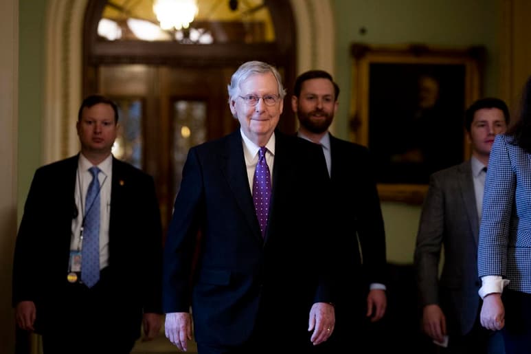 McConnell dijo que las acusaciones contra Trump, acusado de abusar de su poder y obstruir la investigación del Congreso, son “constitucionalmente incoherentes”. (EFE)