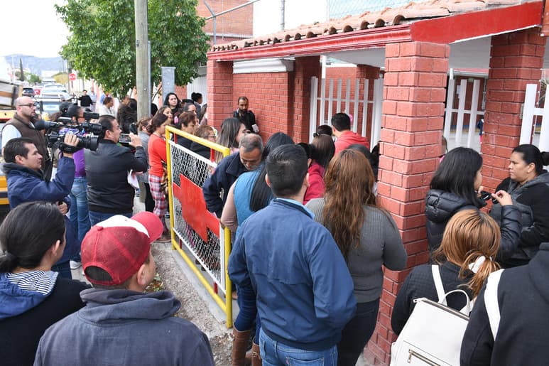 Los padres se plantaron también para exigir la destitución de la directora Dalila Palafox ante lo sucedido.
(FERNANDO COMPÉAN)