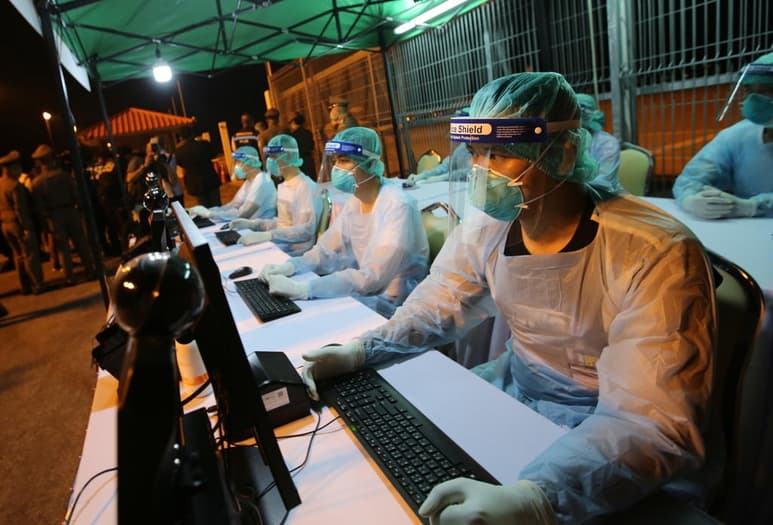 Por el momento, las autoridades sanitarias chinas aseguraron que habían realizado seguimiento médico a 252,154 pacientes en contacto cercano con los infectados, de los que 185,555 siguen en observación. (EFE)